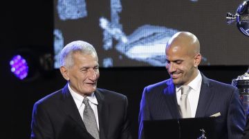 Juan Ramón Verón posa junto a su hijo Juan Sebastián Verón.