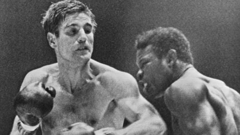 Nino Benvenuti durante una de sus peleas más recordadas: contra Emile Grifith en el Madison Square garden.