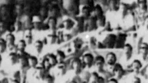 Luis Galván (al centro) durante un partido del Mundial de 1982 entre Italia y Argentina.