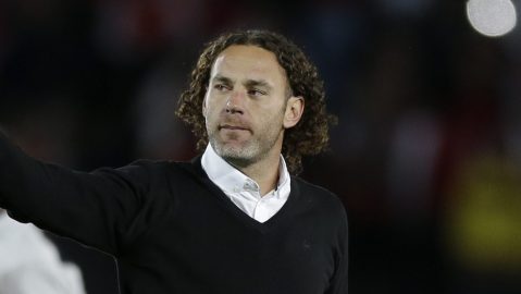 Gabriel Milito, coach of Argentina's Estudiantes de la Plata, right, comforts Leonardo Jara at the end of their 0-2 loss against Colombia's Independiente Santa Fe during a Copa Libertadores round of sixteen soccer match in Bogota, Colombia, Tuesday, May 12, 2015. (AP Photo/Ricardo Mazalan)