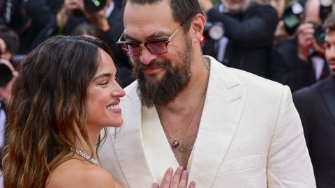 En fotos: Jason Momoa y Adria Arjona deslumbran con sus atuendos en Cannes