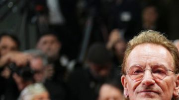 Bono, Amal Clooney y The Edge posan para los fotógrafos a su llegada al estreno del filme Bono: Stories of Surrender en el 78.º Festival Internacional de Cine de Cannes, en el sur de Francia, el viernes 16 de mayo de 2025. (Foto de Lewis Joly/Invision/AP)