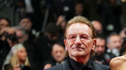 Bono, Amal Clooney y The Edge posan para los fotógrafos a su llegada al estreno del filme Bono: Stories of Surrender en el 78.º Festival Internacional de Cine de Cannes, en el sur de Francia, el viernes 16 de mayo de 2025. (Foto de Lewis Joly/Invision/AP)