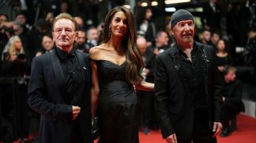 Bono, Amal Clooney y The Edge posan para los fotógrafos a su llegada al estreno del filme Bono: Stories of Surrender en el 78.º Festival Internacional de Cine de Cannes, en el sur de Francia, el viernes 16 de mayo de 2025. (Foto de Lewis Joly/Invision/AP)