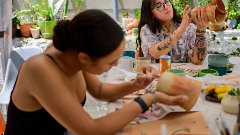 Participantes en el taller de cerámica en Boyle Heights.