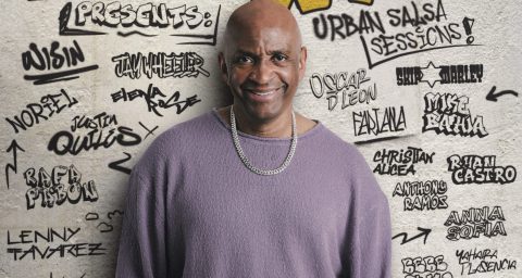 "Siempre me veía como productor", dice. "Nunca me veía como la persona al frente de un producto, pero aquí estoy; me costó asimilarlo".