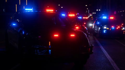 un agente de la policía de North Myrtle Beach resultó herido de manera accidental cuando su arma se disparó.