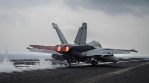 El F/A-18F aterrizaba en la cubierta de vuelo del Truman cuando falló el sistema que debía detener la aeronave.