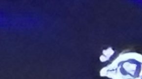 Canelo Álvarez y William Scull posan luego de cumplir con el peso reglamentario para su pelea unificatoria en Riad, Arabia Saudita.