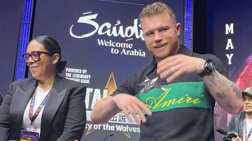 Saúl Álvarez se mostró relajado y de excelente humor previo a su pelea unificatoria del campeonato mundial supermediano contra William Scull, el debut del mexicano en Arabia Saudita.