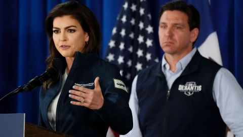 La primera dama Casey DeSantis y el gobernador Ron DeSantis durante un evento político en Florida.