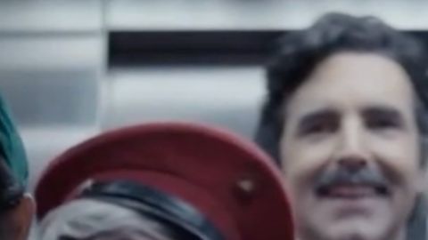 ‘Sin Querer Queriendo’ muestra la historia de Chespirito, desde sus inicios hasta su consolidación como figura clave del humor en la televisión.