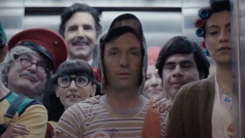 ‘Sin Querer Queriendo’ muestra la historia de Chespirito, desde sus inicios hasta su consolidación como figura clave del humor en la televisión.
