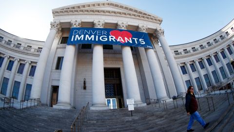 El DHS está intensificando el conflicto entre el gobierno federal y las llamadas ciudades santuario.
