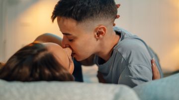 Cómo el intercambio de saliva con tu pareja propaga la ansiedad y la depresión