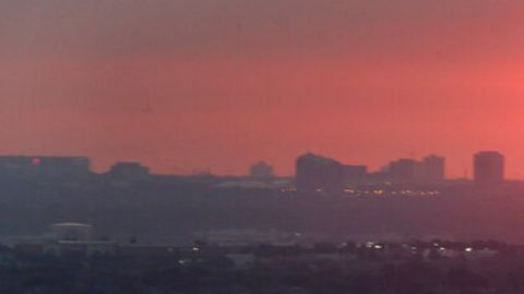 En esta foto tomada el jueves 26 de agosto de 2015, un avión de American Airlines rueda por una pista mientras el sol sale en el cielo del este, visto desde el Aeropuerto Internacional Dallas/Fort Worth en Grapevine, Texas. Cada día, más de 170,000 pasajeros utilizan este aeropuerto, lo que lo convierte en el noveno más transitado del mundo. (Foto AP/LM Otero)