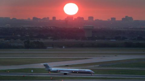 En esta foto tomada el jueves 26 de agosto de 2015, un avión de American Airlines rueda por una pista mientras el sol sale en el cielo del este, visto desde el Aeropuerto Internacional Dallas/Fort Worth en Grapevine, Texas. Cada día, más de 170,000 pasajeros utilizan este aeropuerto, lo que lo convierte en el noveno más transitado del mundo. (Foto AP/LM Otero)