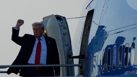 Un Trump frustrado quiere sus aviones Air Force One nuevos cuanto antes.