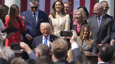Melania celebró y dijo que la ley representa “una victoria que ayudará a los padres y a las familias a proteger a sus hijos de la explotación en internet”.
