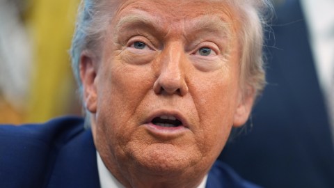 Juez pide a la administración Trump que razone sobre la retórica en el caso de deportación.