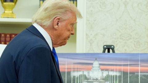 Decisión impide a Donald Trump cancelar los beneficios del programa de libertad condicional humanitaria.