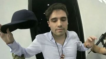 En esta imagen tomada de un video y proporcionada por el gobierno de México, Ovidio Guzmán López es detenido en Culiacán, México, el 17 de octubre de 2019.