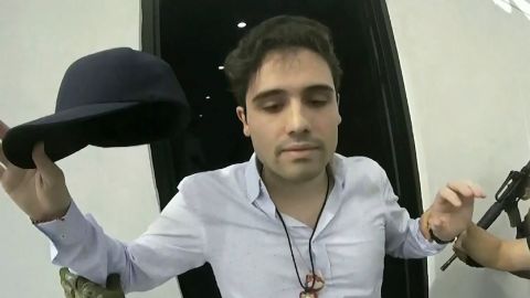 En esta imagen tomada de un video y proporcionada por el gobierno de México, Ovidio Guzmán López es detenido en Culiacán, México, el 17 de octubre de 2019.