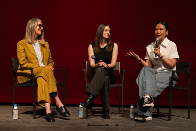 Mary Alice Drumm, y las directoras Madeline Sharafian y Domee Shi