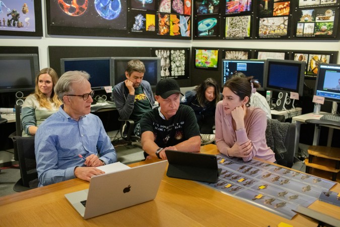 El diseñador de producción Harley Jessup, Kristian Norelius y la directora Madeline Sharafian