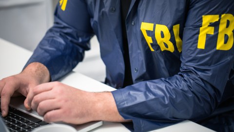 El FBI alertó que los delincuentes se están haciendo pasar por altos funcionarios de la administración federal