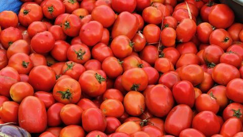 FDA anuncia el retiro del mercado de tomates por posible contaminación con salmonela