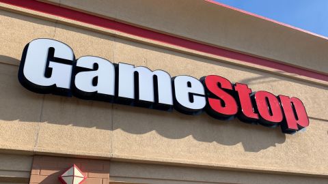 GameStop rompe esquemas al invertir en bitcoin en su primer paso en el mundo criptográfico