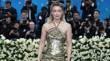 Gigi Hadid deslumbra en dorado en la Gala Met 2025 con un tributo a Josephine Baker