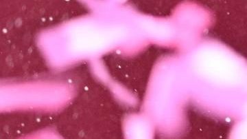 Isaac del Toro celebra con la "maglia rosa" que es el nuevo líder del giro de Italia