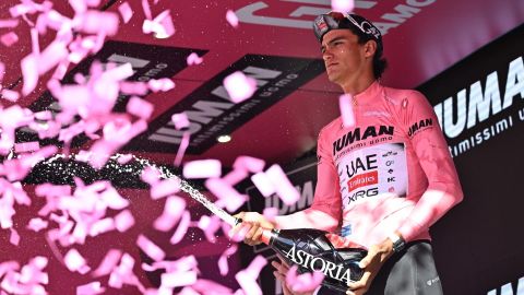 Isaac del Toro celebra con la "maglia rosa" que es el nuevo líder del giro de Italia