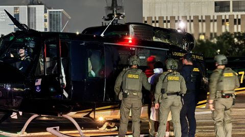 El FBI ha ofrecido una recompensa de hasta $5,000 dólares por información que conduzca a su detención.