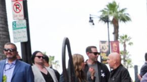 Tré Cool (izquierda), Billie Joe Armstrong y Mike Dirnt, de Green Day, posan con su nueva estrella durante una ceremonia en el Paseo de la Fama de Hollywood el jueves 1 de mayo de 2025, en Los Ángeles. (Foto AP/Chris Pizzello)