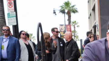 Tré Cool (izquierda), Billie Joe Armstrong y Mike Dirnt, de Green Day, posan con su nueva estrella durante una ceremonia en el Paseo de la Fama de Hollywood el jueves 1 de mayo de 2025, en Los Ángeles. (Foto AP/Chris Pizzello)