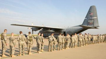 En esta foto del 10 de julio de 2006, miembros de la Guardia Nacional de Kentucky abordan un avión para ir a la frontera de Arizona a construir carreteras, cercas y barreras.