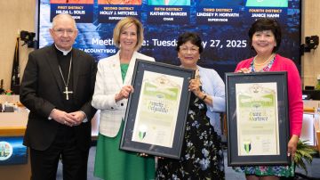Las hermanas exalcaldesas de Paramount Diane Martínez y Annette Delgadillo junto al arzobispo de Los Ángeles, José Gómez y la supervisora Janice Hahn.