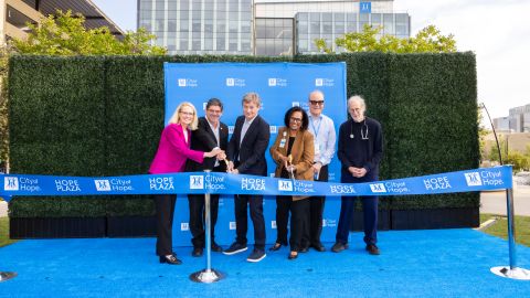 Cortan el listón que inaugura simbólicamente Hope Plaza.