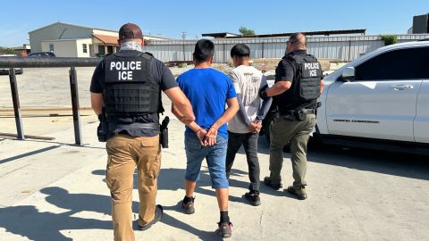 El plan presupuestal republicano aumentaría los fondos para ICE y deportaciones.