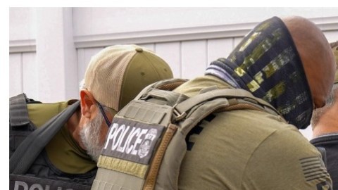 Autoridades de ICE en plena acción durante operativos en LA.