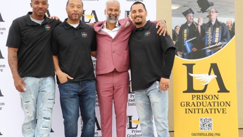 Tsyon Atlas, (izquierda) y Edwin Cruz (derecha) son dos ex prisioneros   recién graduados de Cal State University Los Angeles.
