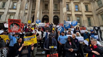 Defensores de inmigrantes y representantes de NY se manifestaron a favor de un estudiante venezolano detenido por ICE.