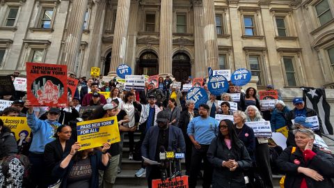 Defensores de inmigrantes y representantes de NY se manifestaron a favor de un estudiante venezolano detenido por ICE.