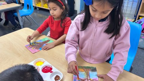 Los alumnos de SMBCCS disfrutan de las clases de arte.