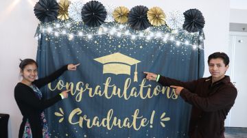 Leonora Funes, originaria de Honduras  y Luis Sarat, de Guatemala fueron parte del grupo de 145 estudiantes sin hogar que participaron en la décimo segunda ceremonia anual de graduados del Distrito Escolar Unificado de Los Ángeles.