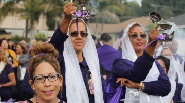 Rosy Iparraguirre, (con lentes oscuros) una mujer  de Lima, Perú,  valora la humildad del Papa León XIV y su preocupación por los marginados de la sociedad.