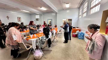 Madres con hijos presos son celebradas en la Iglesia Santa Teresa de Ávila en Los Ángeles.